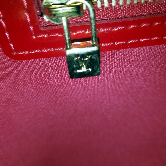 Louis Vuitton Vernis Wilshire PM in Pomme D'Amour Red w/ $30 COA - Picture 7 of 9